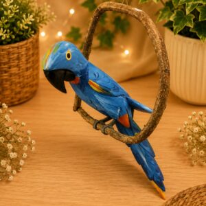 Arara-Azul Decorativa no Poleiro de Cipó